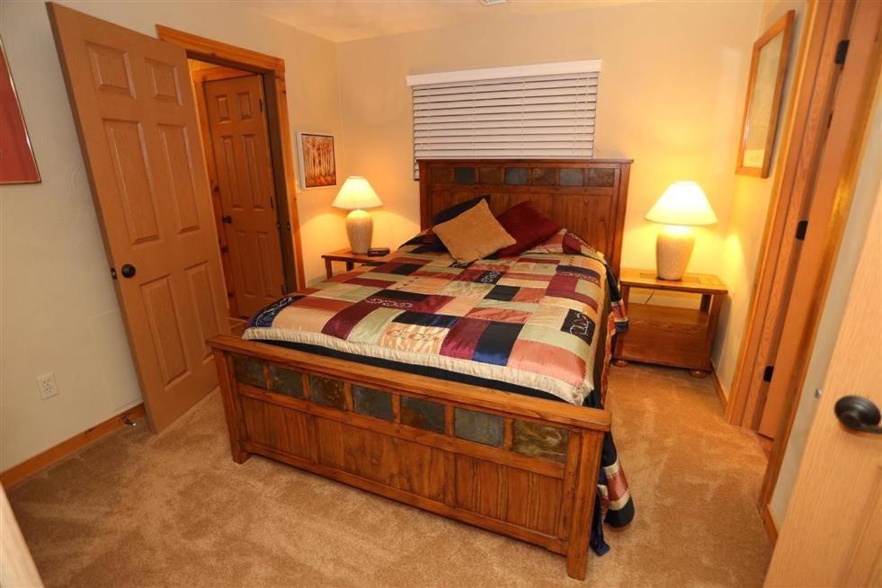 Apartment Seven Springs Stoneridge 3 Bedroom Standard Condo, Ski-in Out, Single Level! Champion